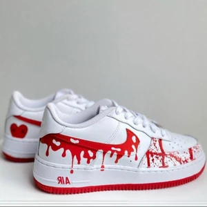 Ett par Nike air målade - Ett par Nike air skor i storlek 39 oanvända. Lite för stora för mig. Har kartong kvar.