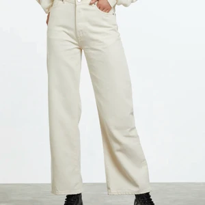 Wide natural jeans  - Säljer dessa snygga jeans som jag endast använt 1 gången. Säljer pågrund av att jag tyvärr aldrig har fått användning av dom då jag har ett par nästan lika danna. Köpte får 600kr men säljer dom nu för 200