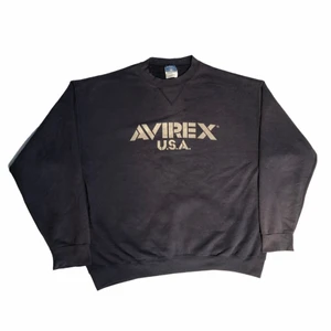 Avirex U.S.A - Vintage Hoodie - Fin vintage hoodie köpt från en trift store i USA som jag har glömt namnet på. Är i bra skick och perfekt för en lite mer casual och baggy stil!