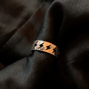 Ring med blixtar - Säljer också en ring med blixtar som är silver/svart ⚡️ 