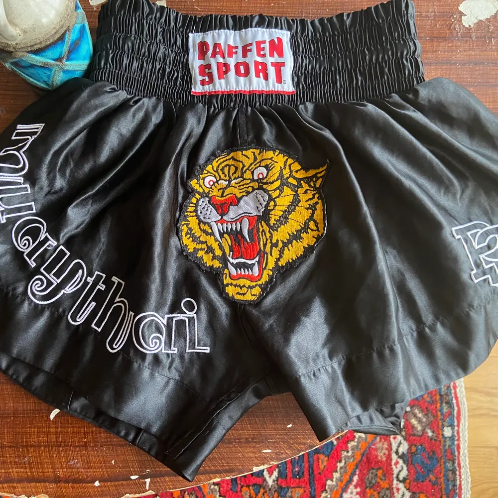 Ballaste boxnings shortsen köpta på en second hand i Köpenhamn 🤤. Shorts.