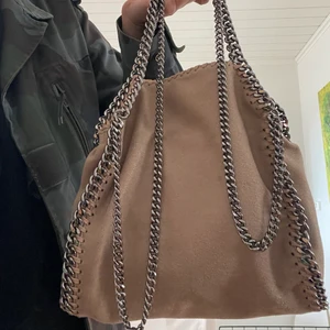 Stella McCartney väska mini tote - Lägger upp denna annons igen, pga oseriösa köpare och problem med annonsen! Väskan är i väldigt bra skick. Varken märken eller rostiga kedjor💓2700kr vid smidigt köp