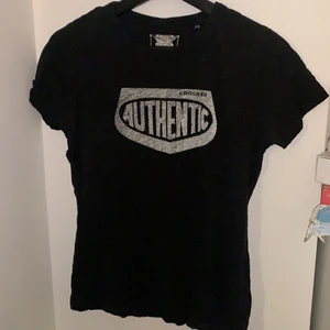 Crocker t-shirt - Svart Crocker t-shirt, använd någon enstaka gång! Kan fraktas men köparen står för frakten! 
