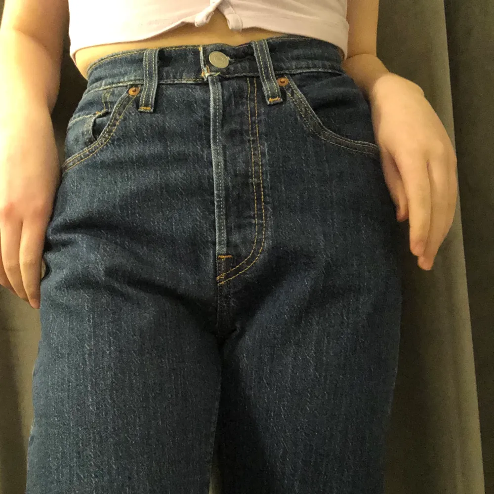 Ett par jätte fina Levis jeans för dem som är runt 160 längden stl s. 250 ink frakt . Jeans & Byxor.