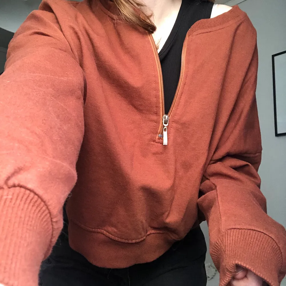 En brun/röd långärmad tröja med en dragkedja upptill. från ASOS i storlek 36, aldrig använd!🤎. Tröjor & Koftor.
