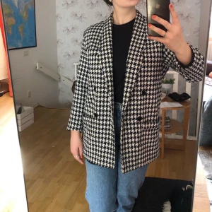 Jacka i hundtandsmönster - Vintage jacka i fint skick. Ingen storleksmärkning men det sitter lite oversized på mig som är en strl 38. 