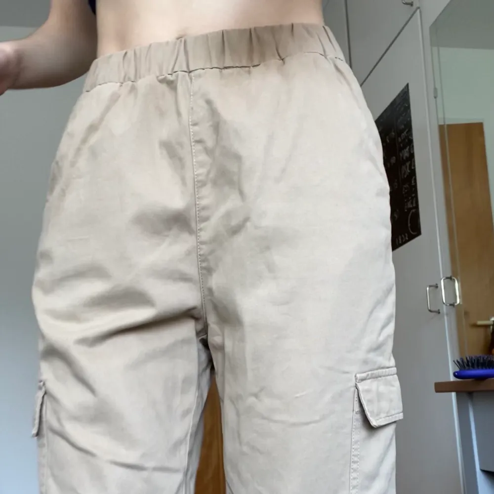 Brown/beige baggy high waisted long pants with big pockets and elastic waist band. Barely used. I bought them last year from HM. . Jeans & Byxor.