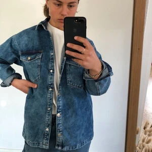 Jeansskjorta/jeansjacka  - Blå jeansskjorta/jacka från Na-Kd reeborn. Storlek 36. Tryckknappar på den. Aldrig använt den så den är som ny!