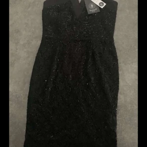 Två styckna paljett klänningar  - Två styckna paljett klänningar aldrig andvända i storlek M och L. Märket sister poin’t 250kr styck nypris 599 styck. 