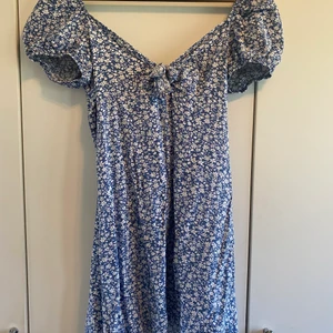 Klänning - Sommarmaterial. Bra material men för liten för mig. Strl L men skulle mer säga M/S. Går till mitten av låren/ över knäna (168cm). Utgångspris: 80kr