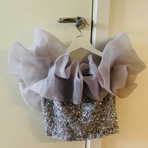 Oanvänd topp från Lace & Beads - Jättesnygg ärmlös topp. Vintergrå färg. Lapp sitter kvar. UK 8, vilket motsvarar en svensk 36.