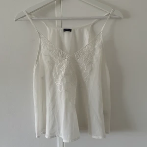 Brandy melville linne! - Benvitt linne från Brandy Melville, superfint och luftigt till sommaren! ”One Size” men skulle säga att det passar xs-m beroende på hur man vill att det ska sitta! 🤍