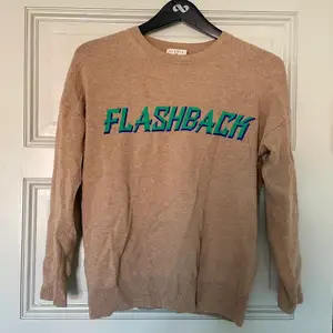Otroligt fin stickad tröja från Sandro i Kashmir/ylle med texten ”FLASHBACK”😊 Superfint skick. Storlek 1, skulle säga att det är ungefär S. Tveka inte vid frågor❤️