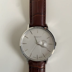 Gant klocka, dam - Helt ny och oanvänd klocka, fick den i födelsedags present! Justerbart skärp och jätte fint lädermaterial som passar till sommaren! Kan sälja för 200kr om den köps innan 10/5 💕💕