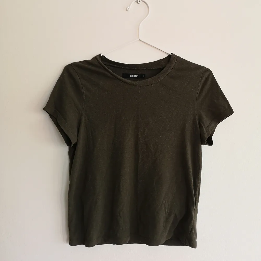 Mörkgrön T-shirt i bra kvalité. Ett perfekt basplagg i garderoben💚. T-shirts.