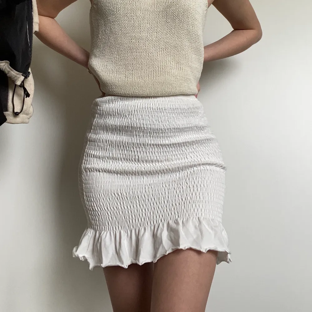 En jätttefin vit kjol från Gina Tricot som tyvärr aldrig kommit till användning. Prislapp kvar. Köpt för 299, säljer för 150kr . Inga fläckar eller liknande. . Kjolar.