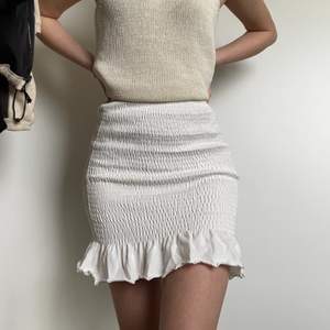 En jätttefin vit kjol från Gina Tricot som tyvärr aldrig kommit till användning. Prislapp kvar. Köpt för 299, säljer för 150kr . Inga fläckar eller liknande. 