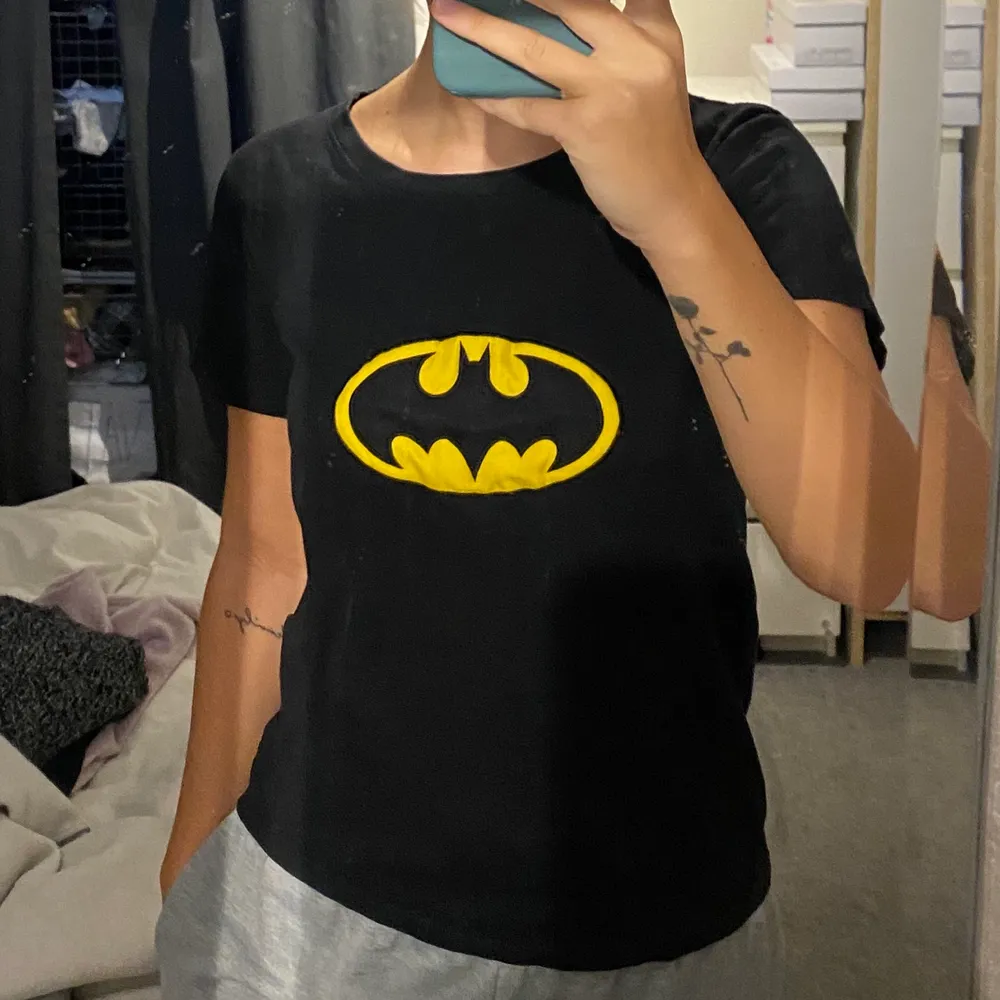 Cool T-shirt med Batman tryck! Fint skick💜. T-shirts.