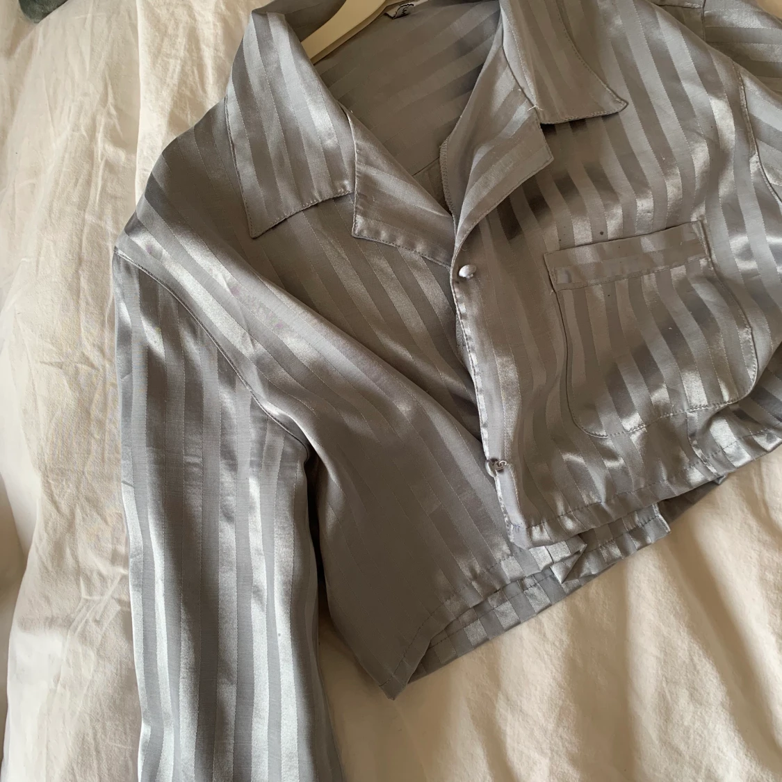 Grå croppad skjorta