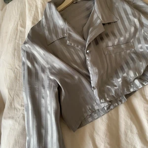 Grå croppad skjorta  - Silkesliknande material som piffar upp en outfit! Gillade att slänga över den på en helsvart outfit o liknande! 