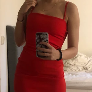 Röd klänning - Röd klänning från nelly. Använd fåtal gånger, lite klarare/ starkare röd i verkligheten! 70 + frakt💓