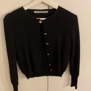 Kofta - Fin kofta i storlek S. Knappen längst upp har en diamant lossnat.