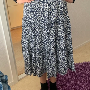 Sommar tjol  - Snygg sommar tjol, tunn oxh väldigt lätt. Har använt den bara en gång så den ser hely ny ut. Jätte skön och fin att ha på sig