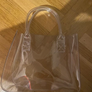 Plast väska - Säljer denna fina plast väskan som är jätte fin men inte riktigt för mig 