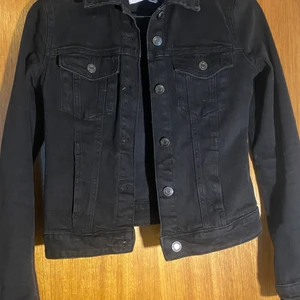 Jeans jacka  - Knappt använd jeans jacka i storlek xs/s. 