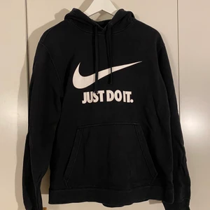 Nike hoodie - Svart Nike hoodie i bra skick, stl L men passar mer som en M enligt mig, Hör av er vid frågor!