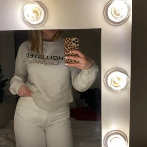 Vit Holister sweatshirt  - Söt sweatshirt från Holister. Inte använd på senaste tiden men väldigt söt! Frakten står man för själv! 