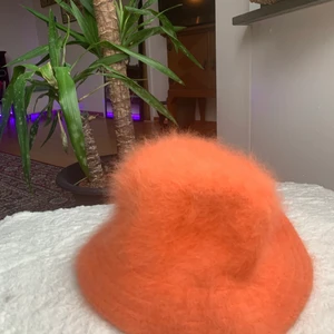 Fluffig buckethat  - Jättegullig orange fluffig hatt från Humana. Sitter ganska tight så skulle säga att det är en S/XS. Knappt använd från mitt håll. Frakt tillkommer men kan också mötas upp i Stockholm! 