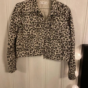 Jacka från Mango - Detta är en jacka från Mango som är använd 1 gång! 