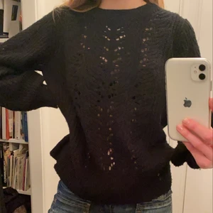Stickad svart tröja! - Väldigt mysig stickad svart tröja i storlek M!💞 100kr+köparen står för frakt!