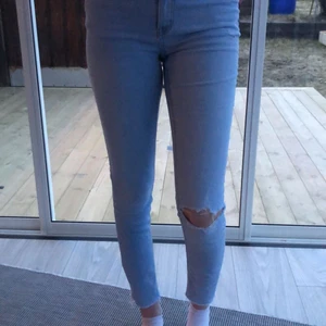 Jätte fina blå jeans med hål i från lindes  - Köpt för 249kr använd några gånger jättefina!
