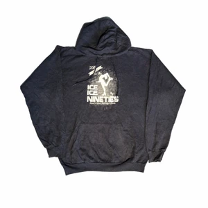 Ice on skates - Vintage Hoodie - Hoodie med ett väldigt coolt tryck som har många signaturer på ryggen. Tjockt tyg och med väldigt bra kvalite! Köpt på en amerikansk trifthstore.