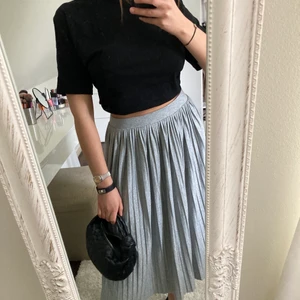 Silver midi kjol - Glittrig silvrig midi kjol från mango. Så bekväm i sommar och vår. Säljs till högsta bud + frakt . 