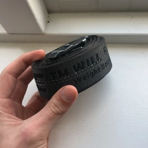Off white belt black - Svart Off white bälte, inte använd på cirka 1,5 år. Mycket användning kvar och endast små slitningar vid metalldelarna. Tar trades