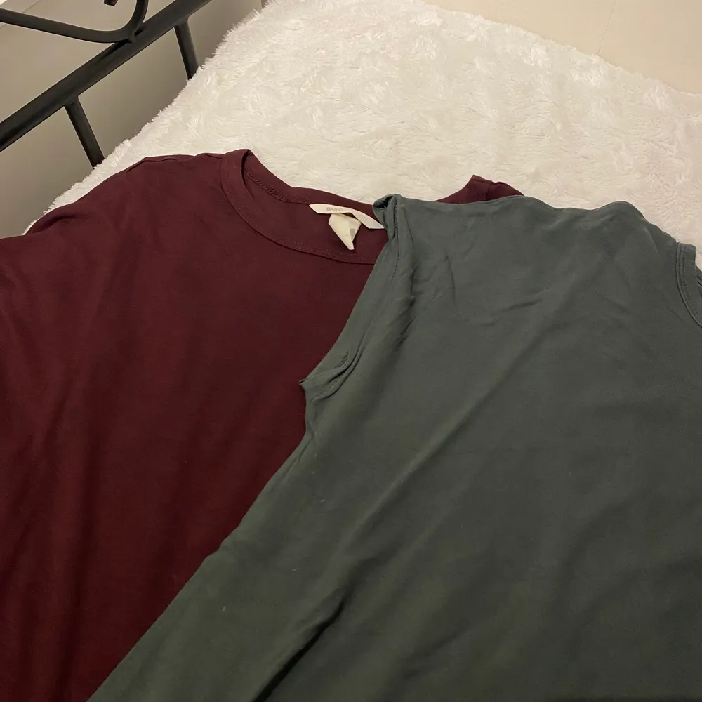 Utförsäljning på allt 💜  Priset avser båda tillsammans. Militärgröna strl S, vinröda strl XS. T-shirts.