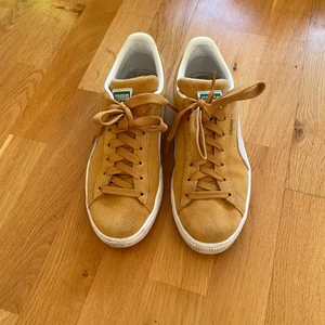 Puma suede sneakers  - Jättesnygga senapsgula Puma sneakers i storlek 38 💛 De är väldigt sparsamt använda. Endast lite damm i mockan som man nog kan tvätta bort (se sista bilden). Inköpspris 900:-