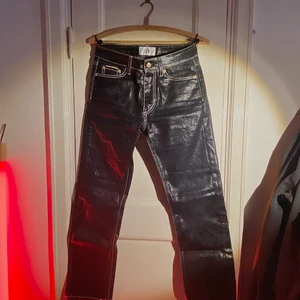 Jeans från eytys! - Köpta på sample sale 2019! Använda men i gott skick. Dom är lackade och lågmidjade. superfina men tyvärr för små för mig :( budgivning slutar kl 16 på tisdag 4/5. köp dom direkt för 500kr
