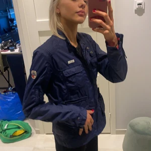 skit snygg vindjacka - en vindjacka jag älskar men vet ej om den kommer till använding längre, mörkblå utanpå och röd innanpå 💓💓 strl XL men passar mig perfekt som S å skulle passa XS-M skulle jag säga