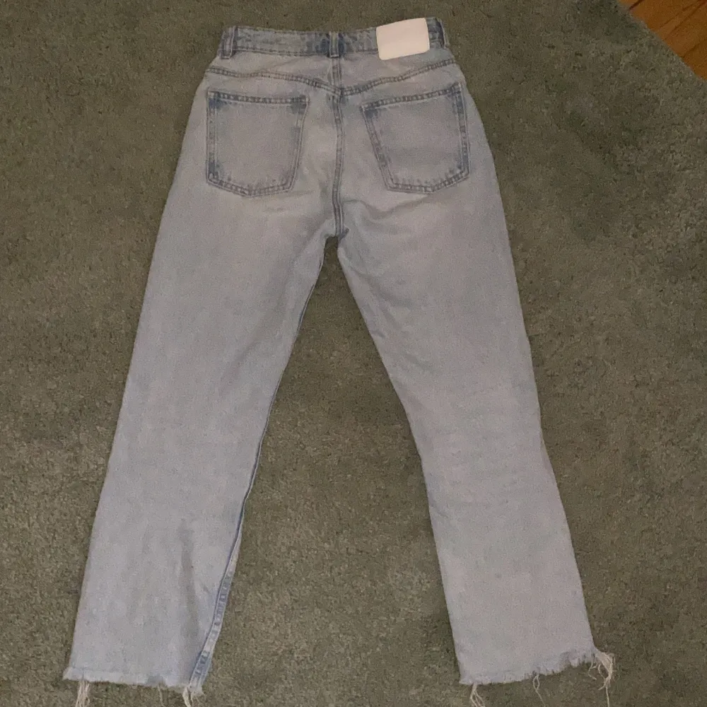 Jeans i bra skick, köpta på zara. Är högmidjade och raka i benen. Går ungefär ner till ankeln på mig som är ca 165🤍. Jeans & Byxor.