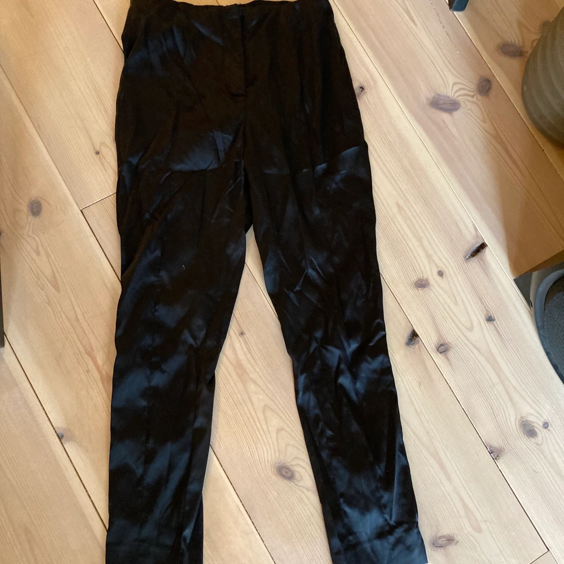 Glansiga byxor hm