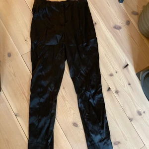 Glansiga byxor hm - Hm