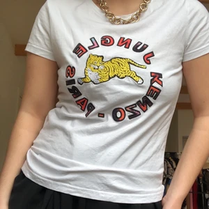 Kenzo x hm t-shirt - Säljer denna T-shirt från hm x kenzo! Frakt ingår