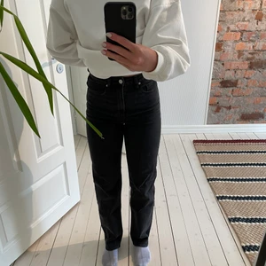 Jeans från Carin Wester. Storlek 34 - Gråsvarta jeans från Carin Wester. Supersköna!! Aldrig använda då dem är lite långa för mig. Fraktkostnad tillkommer! 