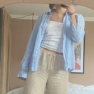 Skjorta från Bikbok  - Randig skjorta från BikBok i storlek S. Tyvärr lite liten för mig! Jättefin detalj på ryggen 