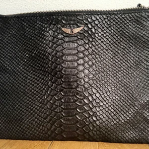 Clutch Zadig Voltaire  - Svart clutch från Zadig Voltaire. Bra skick.