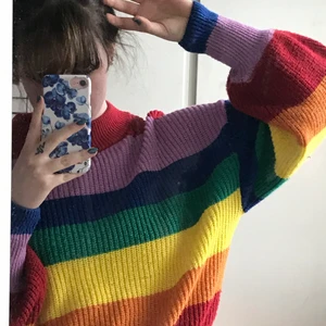 Regnbågsfärgad tröja - Den är väldigt stickad, oversized och bekväm. Jag köpte tröjan på Monki för 1-2 år sedan och har använt några gånger, den är i bra skick!🌈